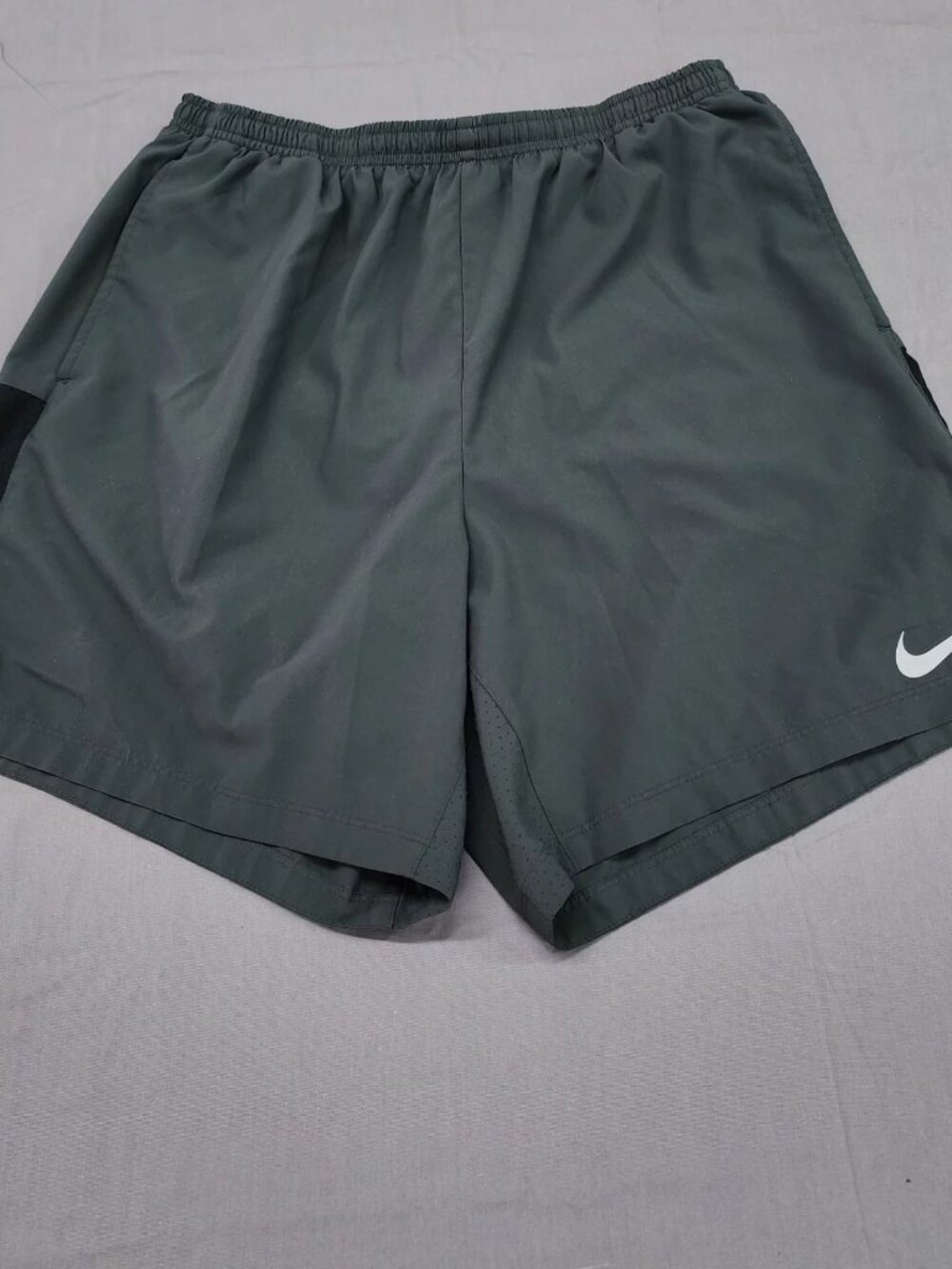 Nike Dri Fit Mens XL Dark Gray Athletic Running Shorts Mesh 7 Inseam Pockets